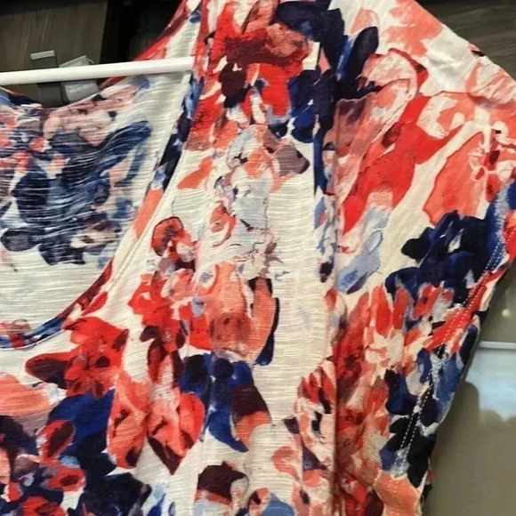 Kenar, floral scoop neck top, Size 3X - Picture 3 of 7